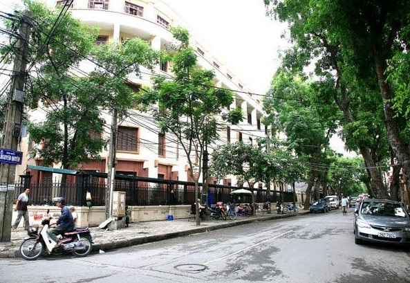 Cua hang ban nhan sam cao cap tren pho nguyen quyen ha noi